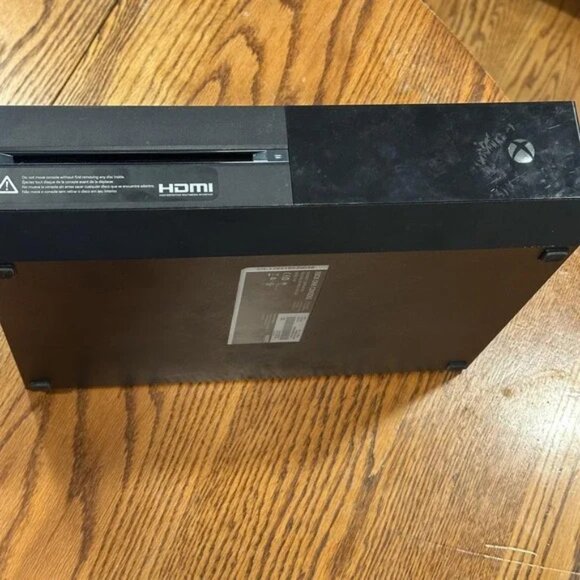 Xbox One Console Model 1540 Bundle - Picture 1 of 8